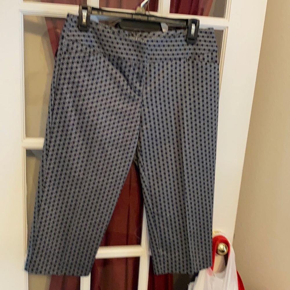 Black & White Capris, Size 4, EXCELLENT Condition.